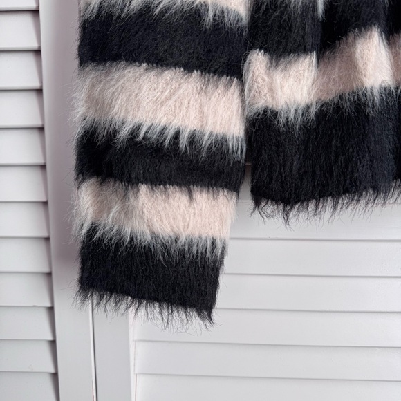 Velvet by Graham & Spencer Kimberly Feather Yarn Crewneck Sweater Black Blush M - Picture 6 of 7